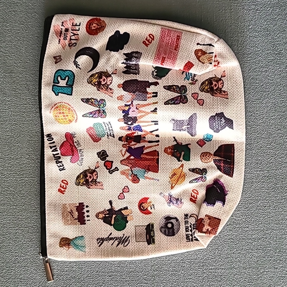 Taylor Swift Makeup Bag with Necklace and Bracelet - Picture 3 of 11
